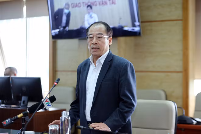 PGS.TS Trần Đắc Phu cho biết có khoảng 40% người nhiễm SARS-CoV-2 không có triệu chứng, nhiều người triệu chứng rất nhẹ. Ảnh: VGP/Đình Nam.