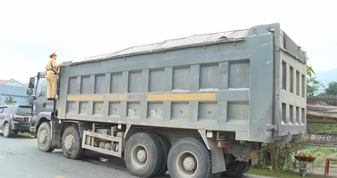 Lực lượng Cảnh sát giao thông Công an tỉnh Phú Thọ kiểm tra và xử lý các trường hợp xe quá tải làm rơi vãi vật liệu ra đường tại Quốc lộ 70B.