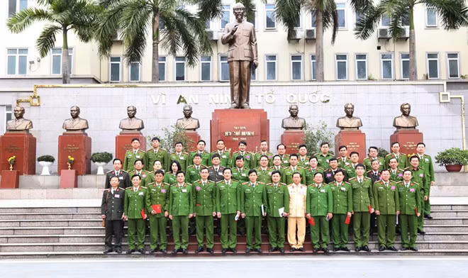 Các đại biểu và học viên.