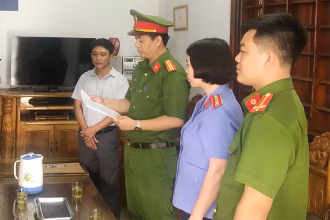 Cơ quan CSĐT Công an tỉnh Nghệ An tống đạt các quyết định khởi tố vụ án, khởi tố bị can đối với Lê Anh Đức. Cơ quan CSĐT Công an tỉnh Nghệ An tống đạt các quyết định khởi tố vụ án, khởi tố bị can đối với Lê Anh Đức.