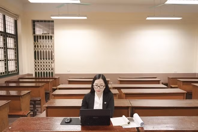 Cô giáo Đỗ Thu Hà - Giáo viên Trường THCS-THPT Nguyễn Tất Thành trong giờ dạy trực tuyến.