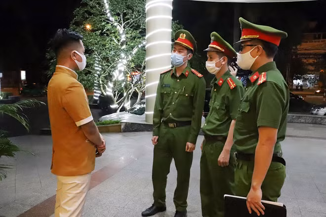 Đi từng ngõ, gõ từng nhà.