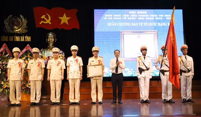 Thừa ủy quyền của Chủ tịch nước đồng chí Hoàng Trung Dũng trao Huân chương Bảo vệ Tổ quốc hạng III cho Công an TP Hà Tĩnh.