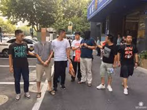 Những tên tội phạm ma túy bị cảnh sát bắt.