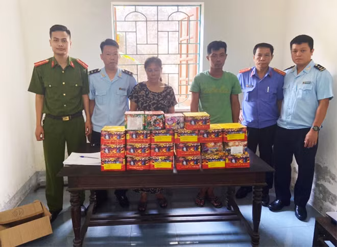 Hai đối tượng và tang vật tại cơ quan Công an.