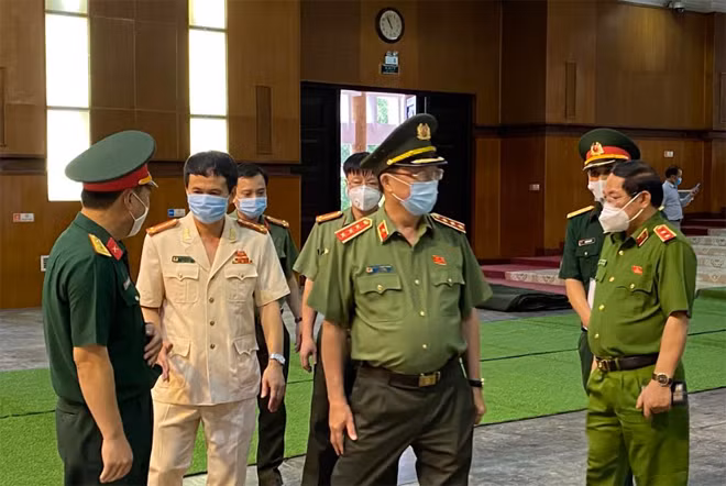 Thứ trưởng Nguyễn Văn Thành kiểm tra công tác ANTT, chuẩn bị lễ Quốc tang đồng chí Lê Khả Phiêu tại Hội trường 25B, thành phố Thanh Hóa.