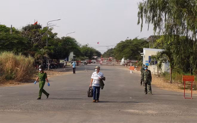 Công dân Việt Nam từ Campuchia về nước qua Cửa khẩu đường bộ Vĩnh Xương.