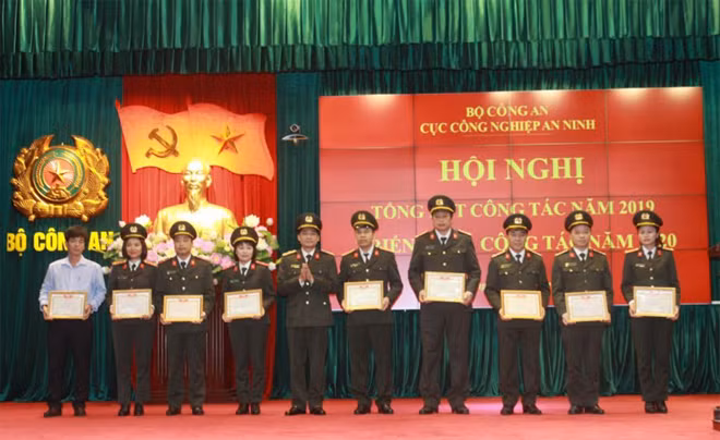 Các tập thể được trao tặng danh hiệu “Đơn vị quyết thắng” và “Tập thể lao động xuất sắc.