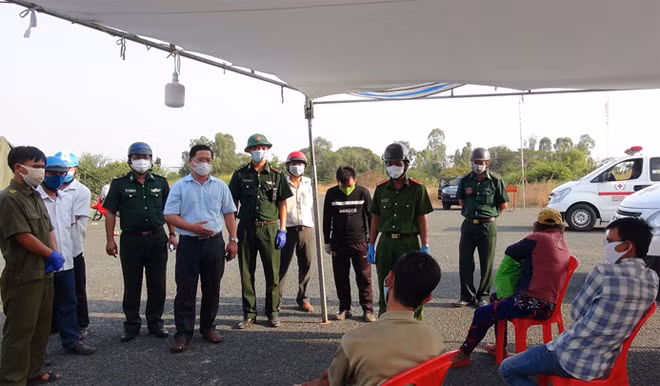 Ông Huỳnh Quốc Thái, Chủ tịch UBND thị xã, cùng các lực lượng chức năng vận động bà con về khu cách ly y tế tập trung tại xã Tân An.