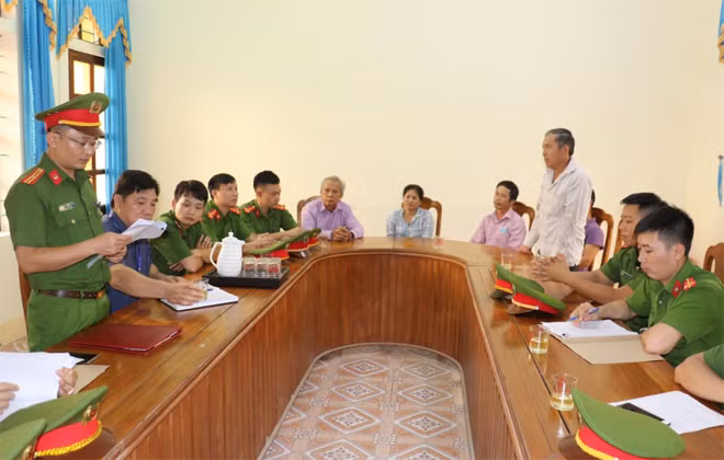 Cơ quan CSĐT Công an tỉnh Nghệ An tống đạt các quyết định khởi tố 4 bị can. Cơ quan CSĐT Công an tỉnh Nghệ An tống đạt các quyết định khởi tố 4 bị can.