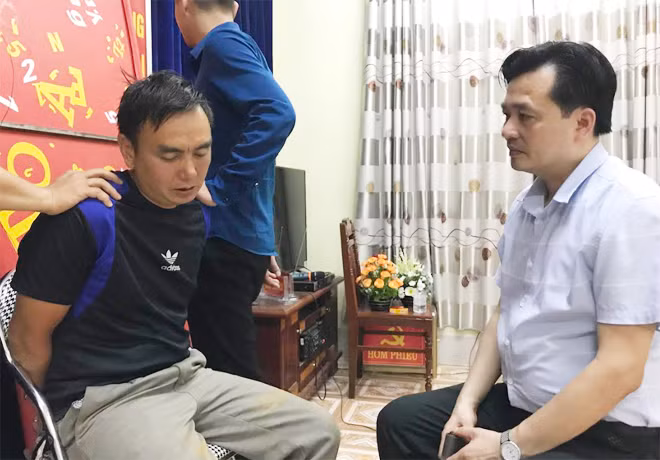 Đại tá Trần Quốc Huy, Phó Giám đốc Công an tỉnh Lào Cai trực tiếp đấu tranh với Cư A Sàn, đối tượng giữ vai trò dẫn đường cho Hờ A Vàng, Ma A Trăng vận chuyển ma túy.