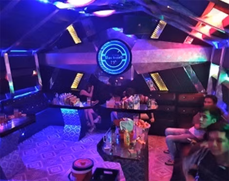 Mặc dù đã cam kết nhưng quán karaoke Vân Trang vẫn mở cửa đón khách.