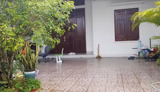 Cổng nhà bà Thương đã khóa và không có ai ở nhà.
