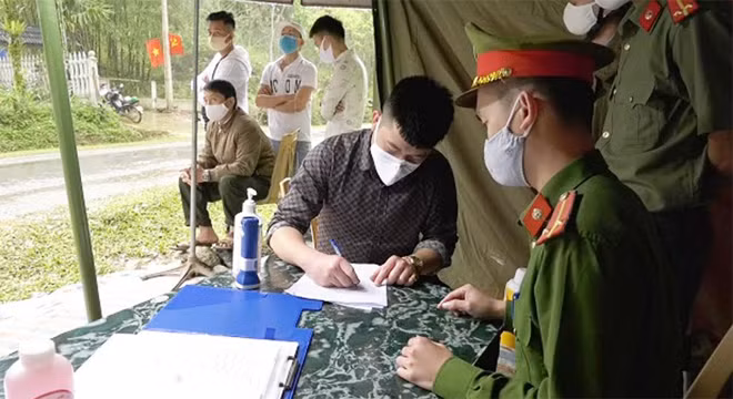 Lực lượng Công an phát hiện, lập biên bản các đối tượng trốn khỏi nơi cách ly