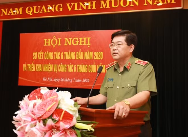 Thiếu tướng Trần Đức Tuấn phát biểu tại hội nghị.