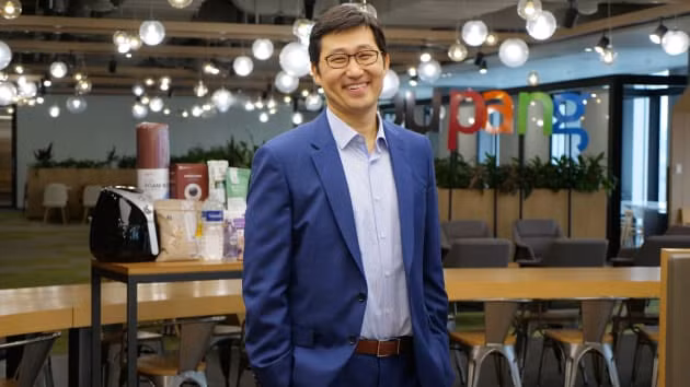 "Khi còn học cấp 3, tôi tin rằng tôi có thể tạo ra thứ gì đó tác động đến nền kinh tế và xã hội", giám đốc điều hành (CEO) Coupang, Bom Kim chia sẻ trên CNBC.