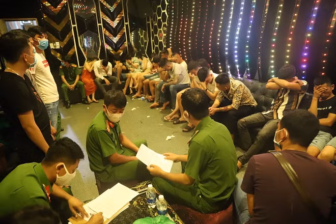 Công an phân loại, xử lí các đối tượng sử dụng trái phép chất ma túy tại quán Karaoke HTV.