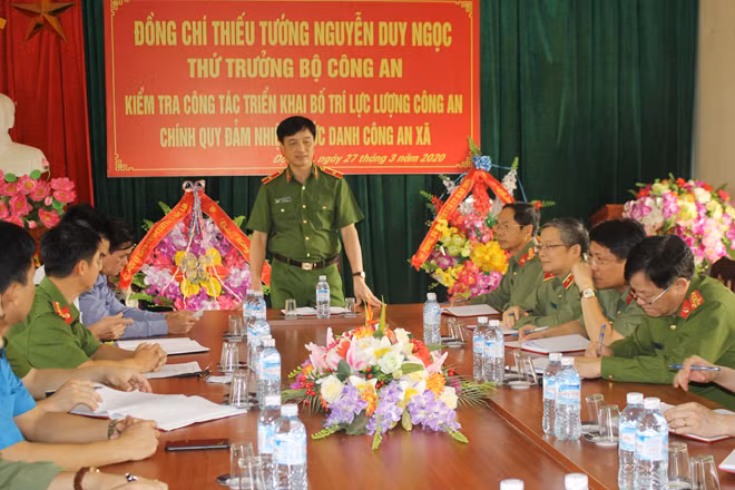 Thứ trưởng Nguyễn Duy Ngọc phát biểu tại buổi làm việc với Công an xã Độc Lập, TP Hòa Bình, tỉnh Hòa Bình.