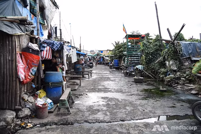 Cộng đồng nghèo đói ở Philippines dễ bị cuốn vào con đường buôn bán trẻ em bất hợp pháp. Ảnh: Pichayada Promchertchoo.