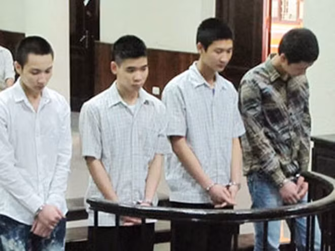 Một vụ xét xử các đối tượng phạm tội "hiếp dâm người dưới 16 tuổi".