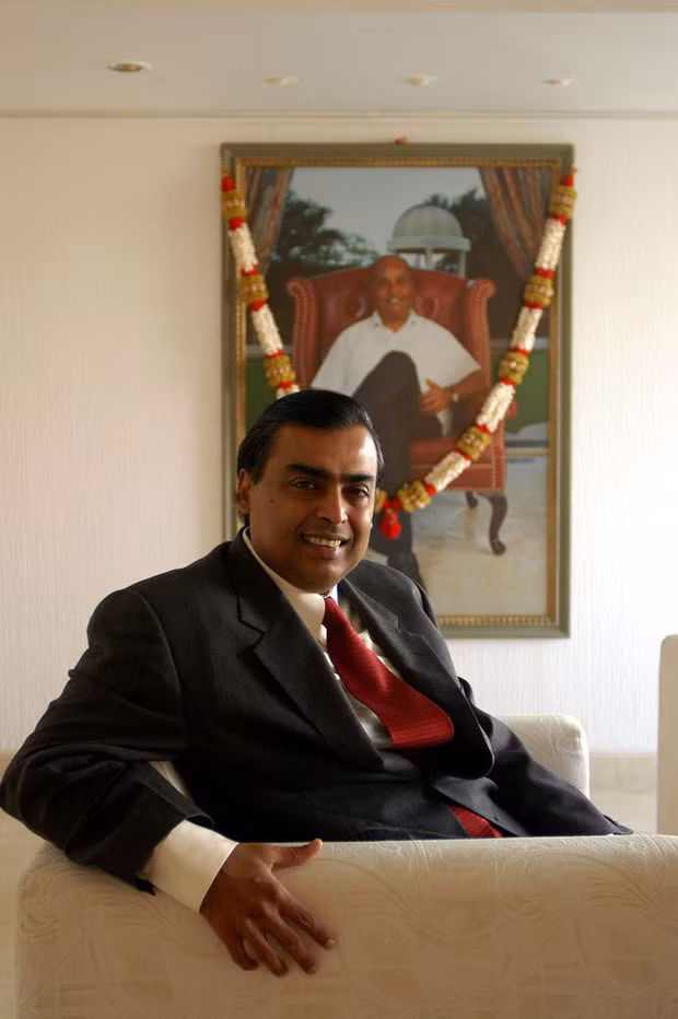 Tỉ phú Mukesh Ambani tại văn phòng. Ảnh Bloomberg