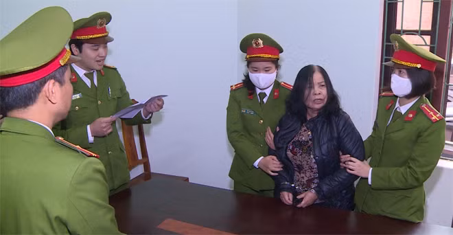Cơ quan CSĐT Công an Thanh Hoá thi hành lệnh bắt tạm giam Lê Thị Ngọc.