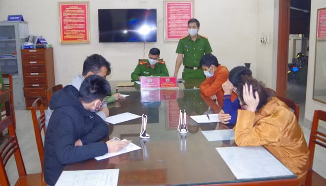Cơ quan Công an ghi lời khai các đối tượng.
