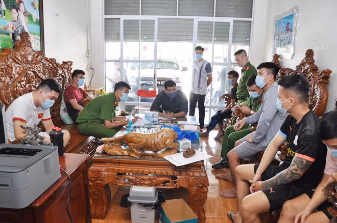 Phòng cảnh sát hình sự Công an tỉnh Hải Dương làm việc với các đối tượng bị bắt giữ.