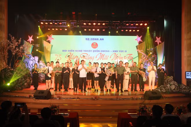 Thứ trưởng Nguyễn Văn Thành chụp ảnh kỉ niệm cùng các đại biểu, diễn viên tham gia hội diễn.