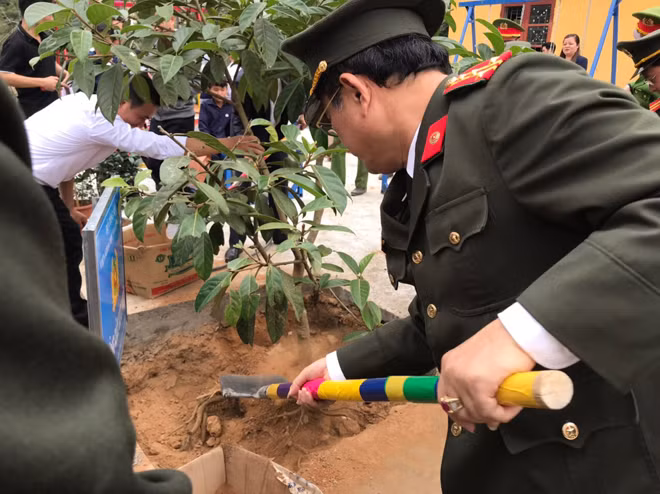 Đoàn tình nguyện trồng cây xanh trong khuôn viên điểm trường.