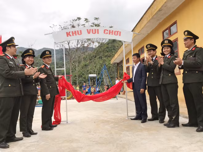 Các đại biểu cắt băng khánh thành sân vui chơi tại điểm trường Suối Ún.