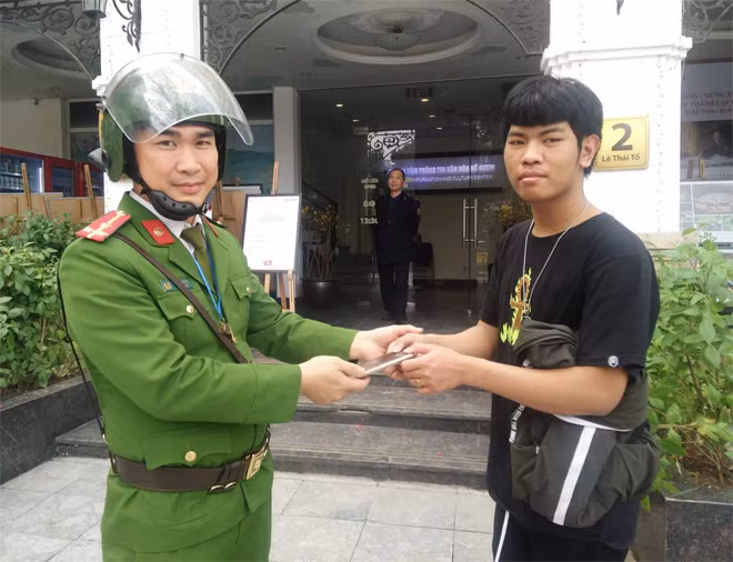 Anh Nguyễn Hữu Tú vui mừng nhận lại tài sản.