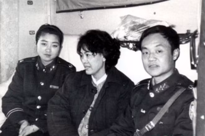 Triệu Kim Hoa (giữa) khi bị bắt.