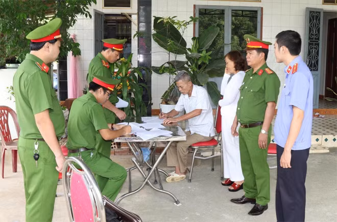 Cơ quan chức năng tống đạt các quyết định khởi tố vụ án, khởi tố bị can đối với Ngô Văn Xoài – Giám đốc Công ty Trách nhiệm hữu hạn thương mại xây dựng và vận tải Thiên Ân về hành vi trốn thuế.