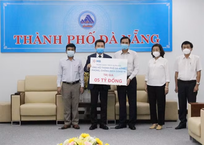 Đại diện Ngân hàng Quân Đội trao tặng 5 tỷ đồng tới UBND TP Đà Nẵng để hỗ trợ kinh phí mua sinh phẩm chẩn đoán COVID-19.