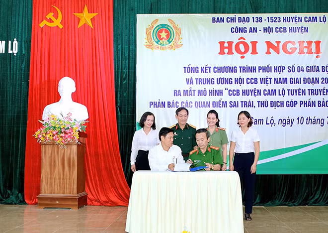 Công an huyện Cam Lộ xây dựng, ký kết thực hiện mô hình phòng, chống tội phạm với Hội cựu chiến binh huyện.