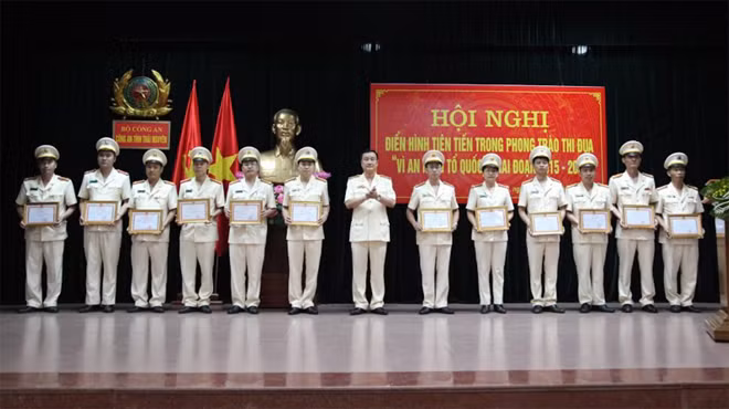 Giám đốc Công an tỉnh Thái Nguyên trao Giấy khen cho các tập thể, cá nhân điển hình tiên tiến giai đoạn 2015-2020.