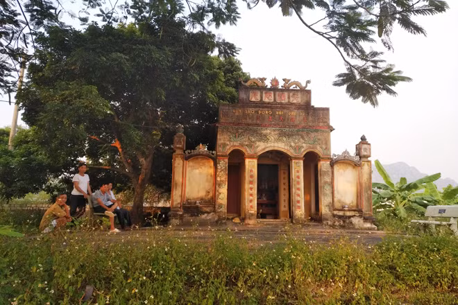 Ngôi đền thờ Thành hoàng ở làng Chàng Lang. Ngôi đền thờ Thành hoàng ở làng Chàng Lang.