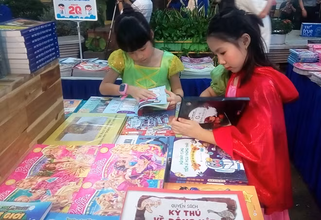 Các em thiếu nhi lựa chọn sách tại Hội sách Thiếu nhi TP Hồ Chí Minh.