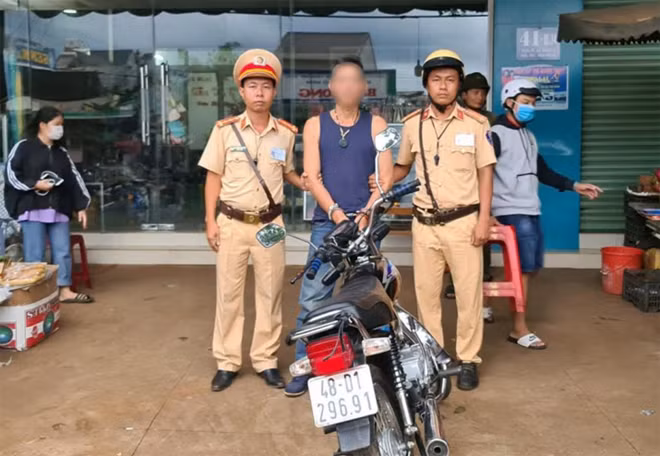 Lực lượng CSGT phối hợp bắt giữ 1 đối tượng tàng trữ trái phép chất ma túy.