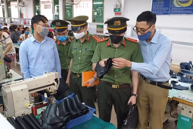 Cán bộ Phòng An ninh kinh tế trao đổi công tác đảm bảo ANTT tại Công ty TNHH Sao Vàng.