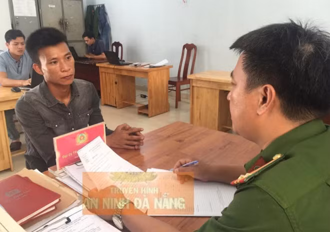Hùng tại cơ quan Công an.