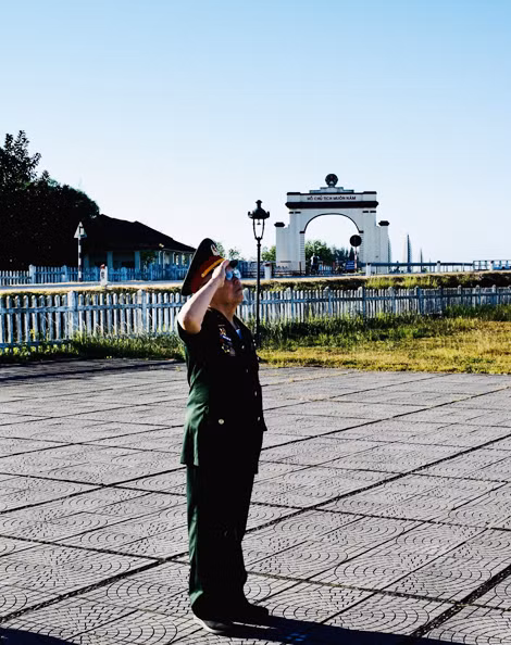 Đại tá Nguyễn Trọng Vĩnh làm lễ chào cờ tại Bảo tàng giới tuyến Quảng Trị.