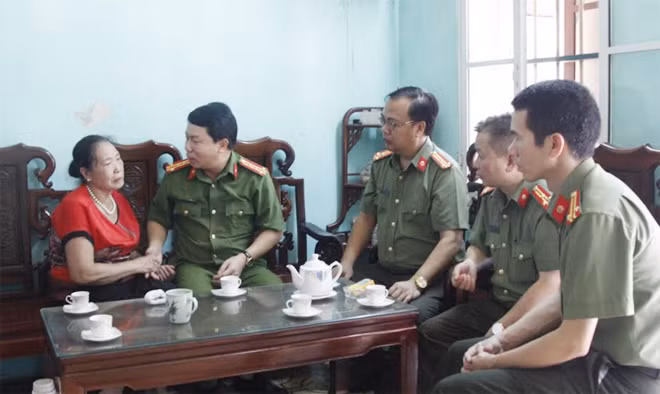 Đoàn đến thăm hỏi, động viên gia đình Liệt sĩ Nguyễn Huy Thịnh.