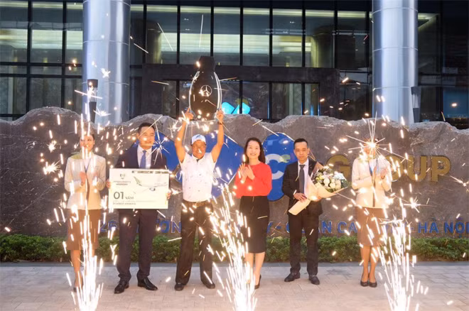 Bà Trần Thị My Lan, Phó Tổng giám đốc Tập đoàn FLC, Phó TGĐ Hãng hàng không Bamboo Airways bàn giao xe cho golfer Huy Cương.