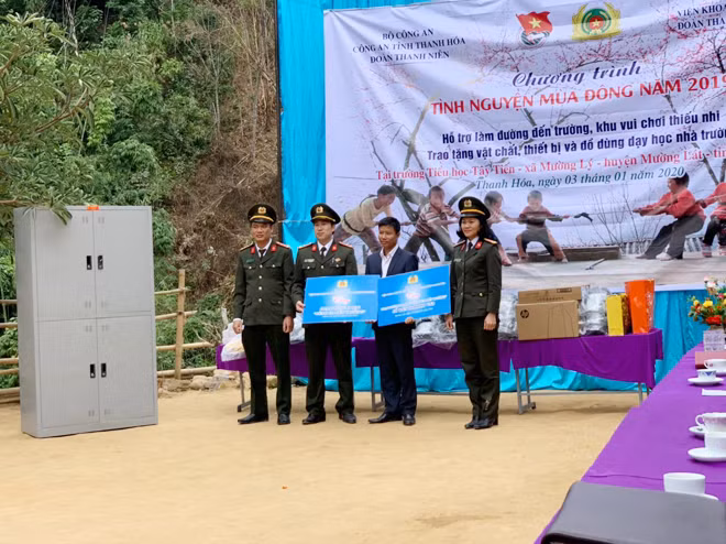Đoàn tình nguyện trao tủ sắt đựng giáo án, bộ máy tính và dụng cụ giảng dạy cho nhà trường.