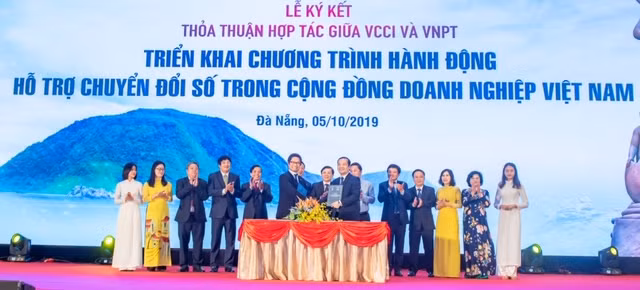 Ký kết chuyển đổi số doanh nghiệp.
