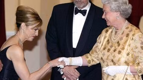 Nữ hoàng Elizabeth II thực hiện bắt tay thường xuyên trong các nghi thức hoàng gia, song bà hầu như luôn đeo găng tay khi xuất hiện trước công chúng.