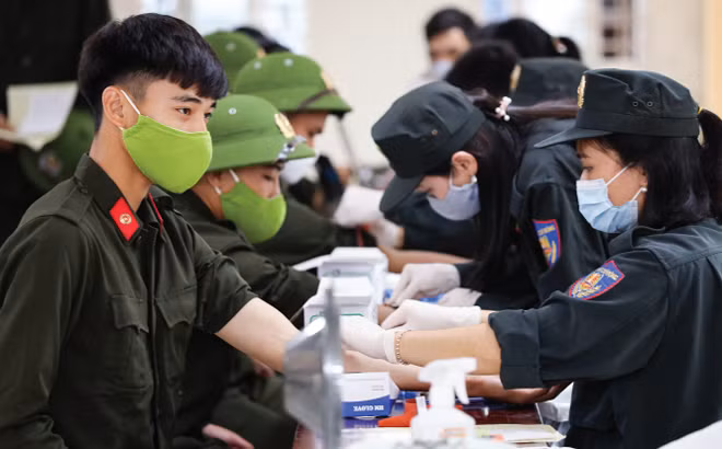 Cán bộ, chiến sĩ CAND tham gia hiến máu cứu người giữa mùa dịch COVID-19.