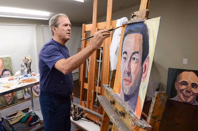 Cựu Tổng thống George Bush trổ tài vẽ tranh.